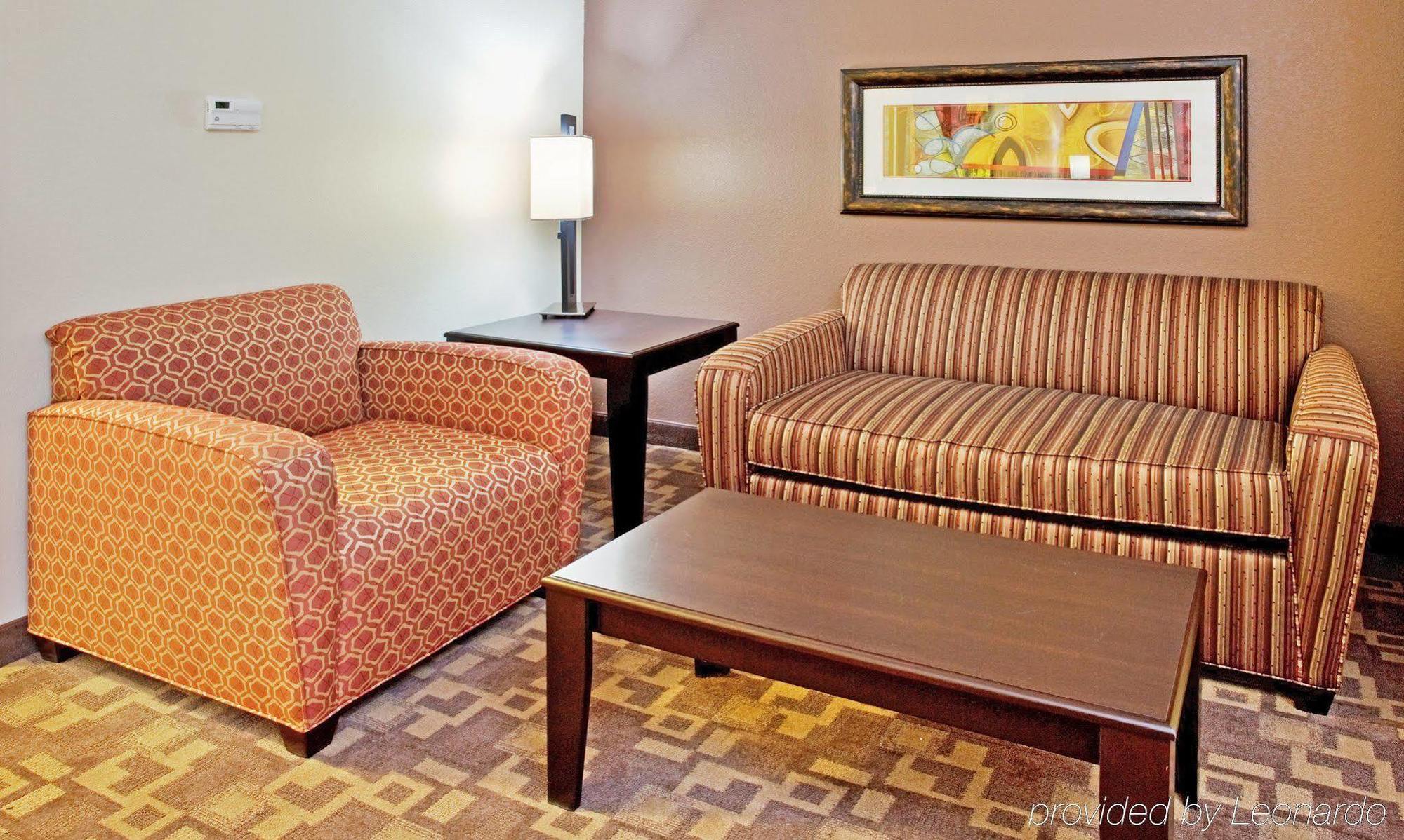 Holiday Inn Express Hotel And Suites Lincoln Airport By Ihg Ngoại thất bức ảnh