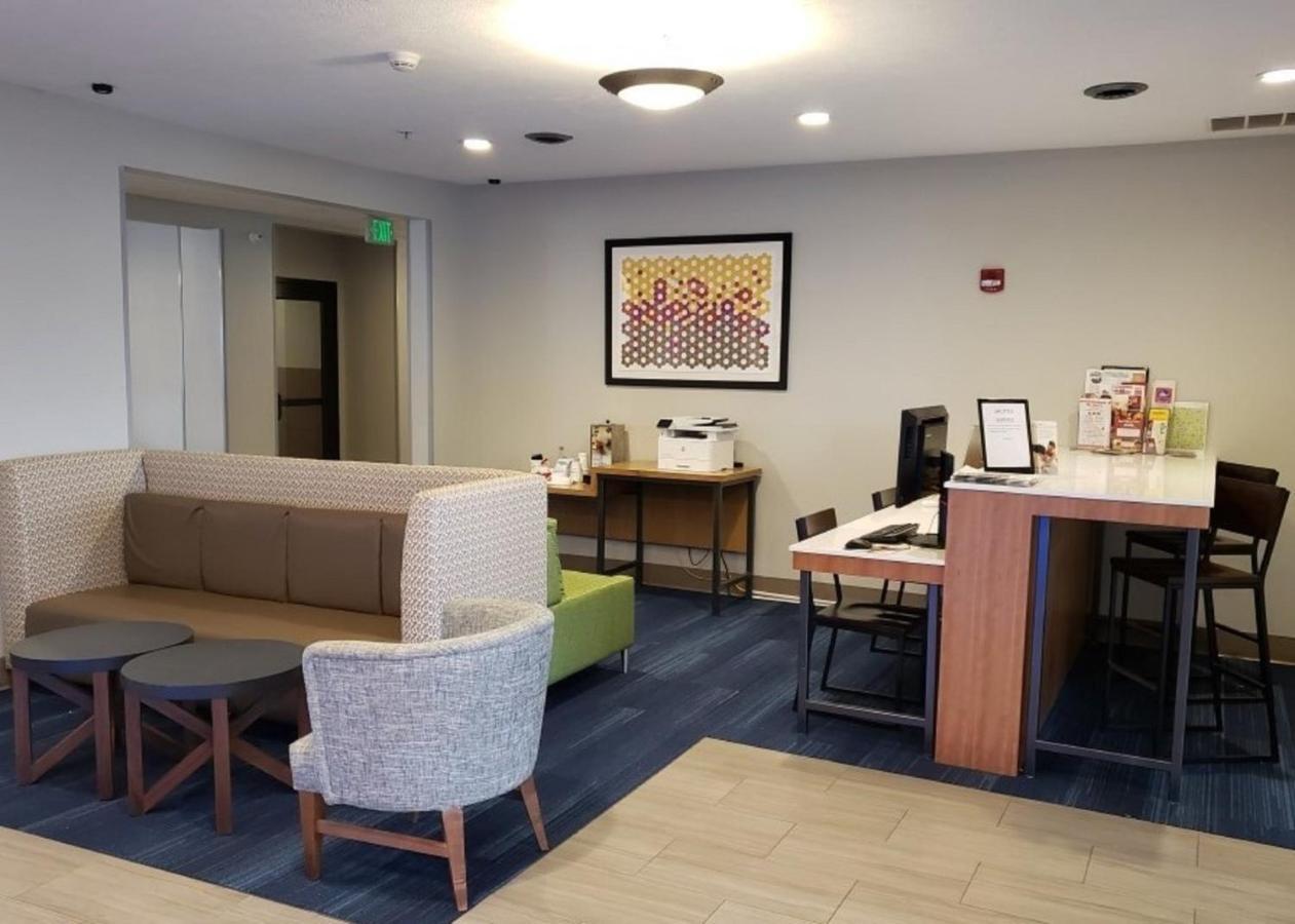 Holiday Inn Express Hotel And Suites Lincoln Airport By Ihg Ngoại thất bức ảnh
