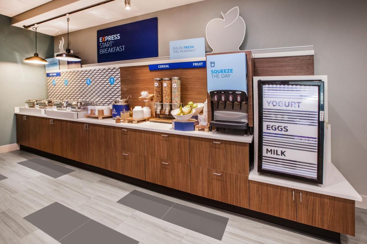 Holiday Inn Express Hotel And Suites Lincoln Airport By Ihg Ngoại thất bức ảnh