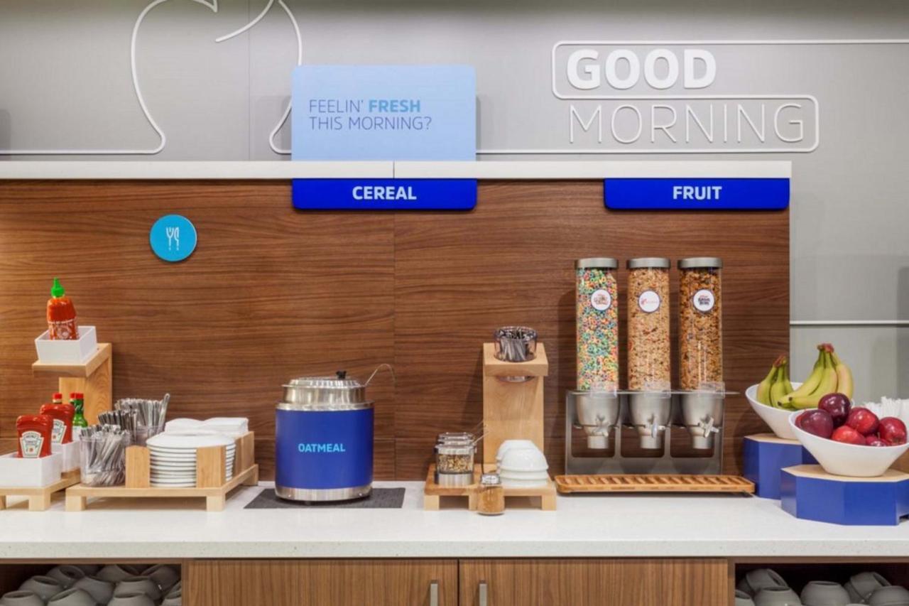 Holiday Inn Express Hotel And Suites Lincoln Airport By Ihg Ngoại thất bức ảnh