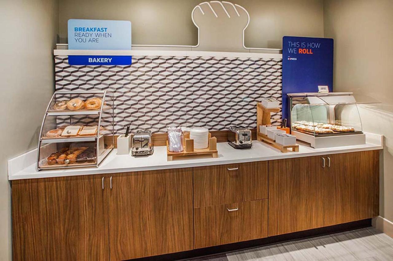 Holiday Inn Express Hotel And Suites Lincoln Airport By Ihg Ngoại thất bức ảnh